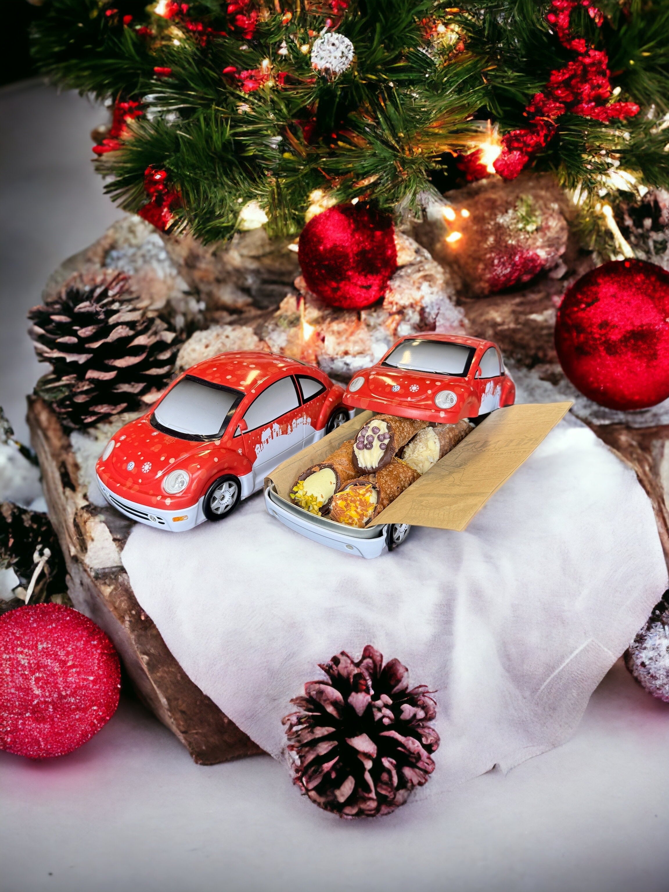 Christmas Volkswagen Beetle koekblik met een mix van 5 cannoli
